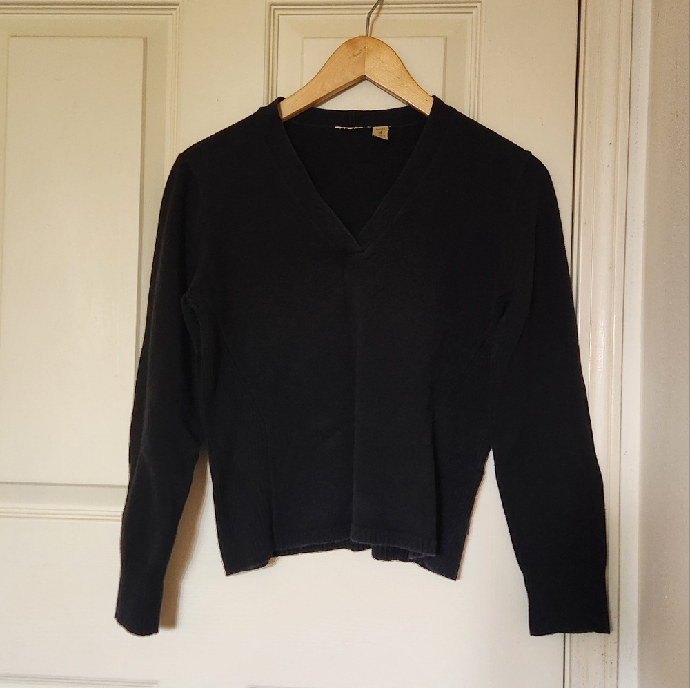 Black v neck long sleeves sweater